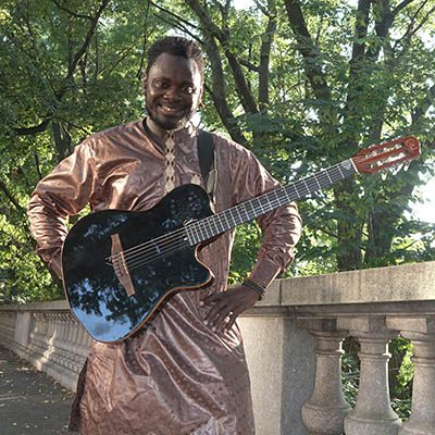 Moussa Drame playing West African guitar with DafinaRoots Band